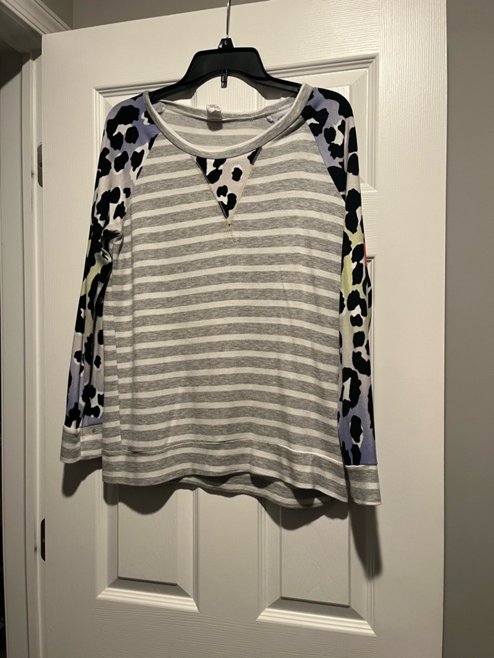 Striped Raglan Sleeve Women's Top with Leopard Print Accents - Grey